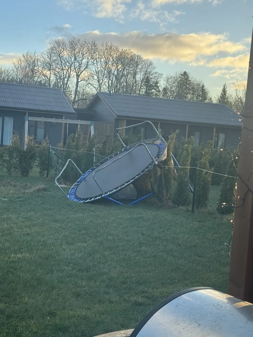 Balcia kahjukäsitluse juht: varakevadel aeda pandud batuudid kipuvad tuulega lendu tõusma ning kasvab ka laste vigastuste hulk